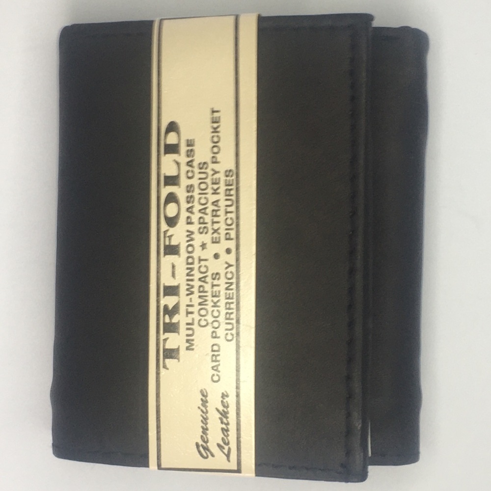 NWT. Men’s Leather Trifold Wallet